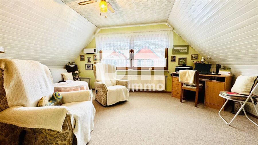 Modernisierte DHH mit Doppelgarage und 2x Carport in Traumlage inkl. Bachlauf - OG / DG Schlafzimmer 1 / Kind